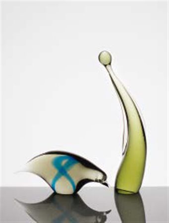 MANIFATTURAMURANESE Uccello in vetro con decoro a fasce nei toni...