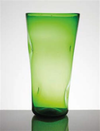 MANIFATTURA MURANESE Vaso in vetro con decorosfumato nei toni del verde....