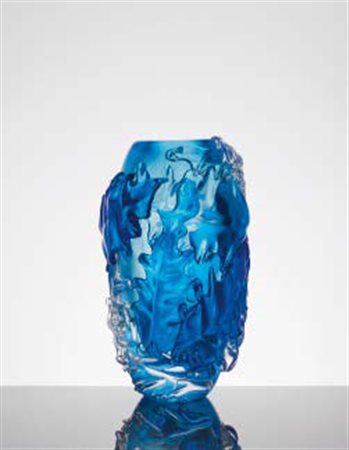 ANGELO RINALDI (1960-2010) Vaso in vetro pesante nei toni dell’azzurro con...