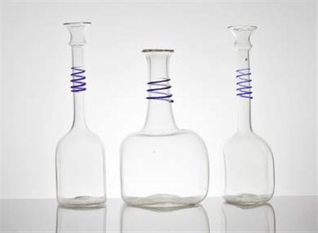 MANIFATTURA MURANESE Tre bottiglie in vetro trasparente concollo decorato con...