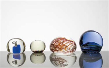 MANIFATTURA MURANESE Lotto composto da n. 4 fermacar-te in vetro sommerso con...