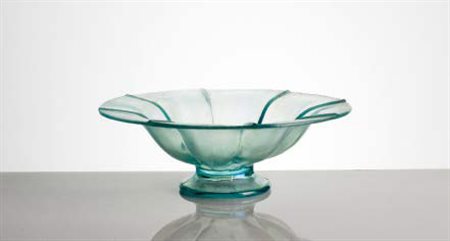 MANIFATTURA MURANESE Coppa in vetro azzurro consuperficie fortemente iridata....