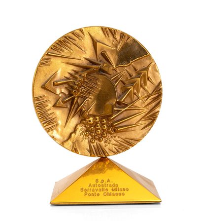 Arnaldo Pomodoro (1926) Medaglia in metallo dorato, diametro cm 8, montata su...