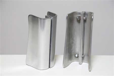 MANIFATTURA ITALIANA Coppia maniglie. Alluminio. Cm 10,00 x 23,00 x 10,00....