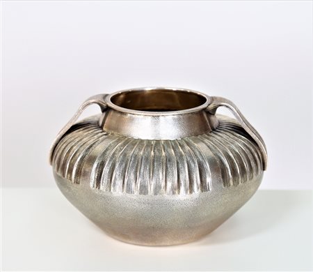 BUCCELLATI MARIO Vaso . -. Cm 20,50 x 13,50 x 20,50. Vaso in argento, anni...