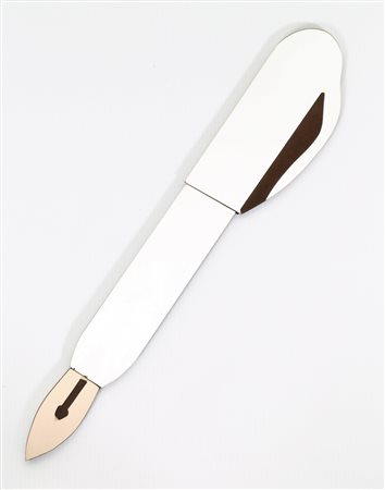 STARCK PHILIPPE (n. 1949) Specchio "penna". Tecnica mista su specchio. Cm...