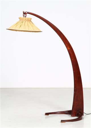 MANIFATTURA ITALIANA Lampada da terra. Tessuto, legno e ottone. Cm 140,00 x...