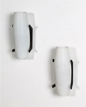 ARREDOLUCE Attrib. Coppia applique. Alluminio e vetro. Cm 14,00 x 30,00 x...