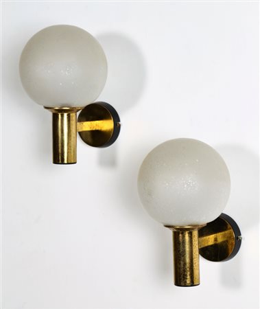 ARREDOLUCE Attrib. Coppia di applique. Metallo, vetro satinato. Cm 20,00 x...