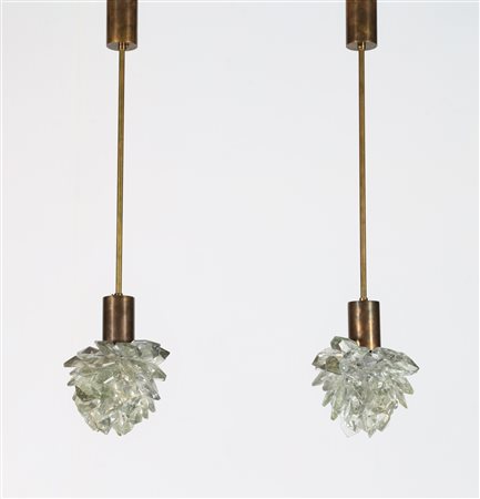 MANIFATTURA ITALIANA Coppia di lampade a sospensione. Ottone e vetro. Cm...
