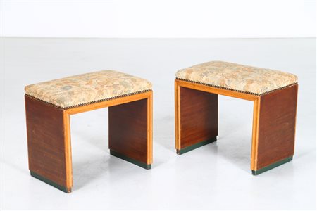MANIFATTURA ITALIANA Coppia di sgabelli. Legno di mogano e tessuto. Cm 51,00...