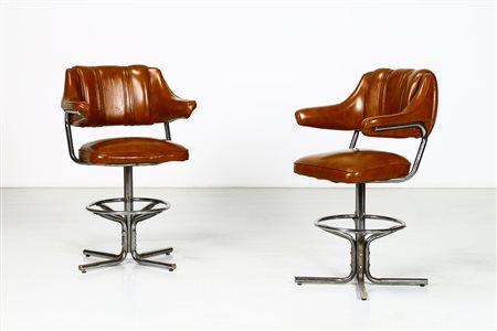 MANIFATTURA ITALIANA Coppia di sedie girevoli. Metallo cromato e skai. Cm...