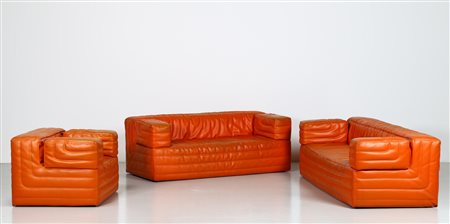 MANIFATTURA ITALIANA Coppia di divani e una poltrona. Skai. Cm 240,00 x 72,00...