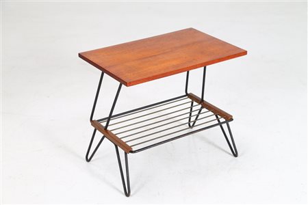 MOBILI PIZZETTI Tavolino da caffè con portariviste. Metallo laccato, legno....