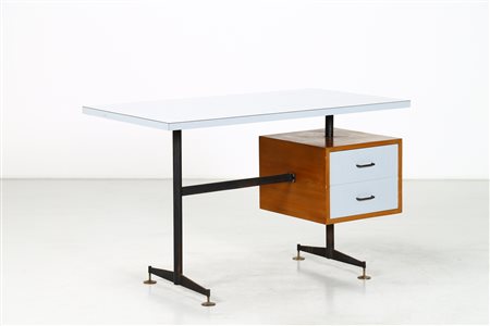 MANIFATTURA ITALIANA Scrivania. Ferro e legno. Cm 130,00 x 80,00 x 70,00....