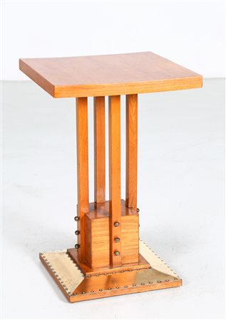 MANIFATTURA AUSTRIACA DEL XX SECOLO Tavolino. Legno e ottone. Cm 50,50 x...