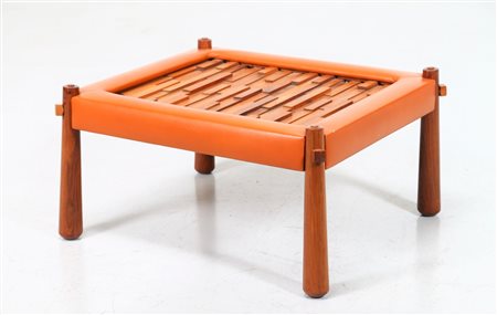 RODRIGUEZ SERGIO (n. 1927) Tavolino. Legno e pelle. Cm 77,00 x 40,00 x 67,00....