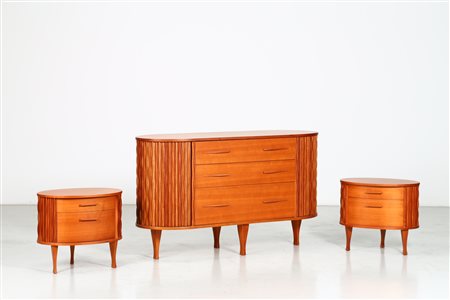 MANIFATTURA ITALIANA Comò e due comodini. Legno di ciliegio. Cm 150,00 x...