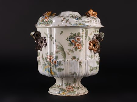 MANIFATTURA VENETA DEL XVIII SECOLO Grande vaso da fiori in ceramica con base...