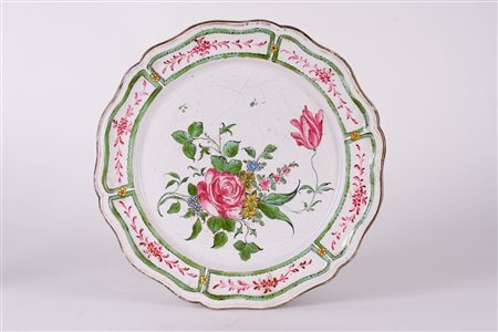MANIFATTURA DEL XVIII SECOLO Piatto in ceramica con decoro floreale. . Cm...