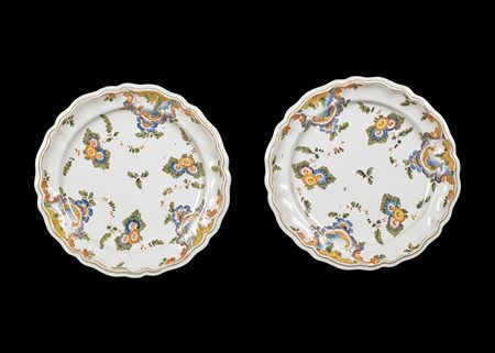 MANIFATTURA VENETA DEL XVIII SECOLO Coppia di piatti sagomati in ceramica...