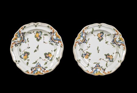 MANIFATTURA VENETA DEL XVIII SECOLO Coppia di piatti in maiolica decorati a...