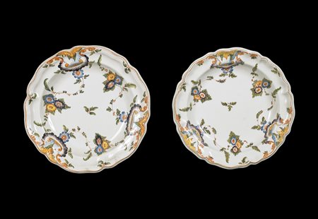 MANIFATTURA VENETA DEL XVIII SECOLO Coppia di piatti in maiolica decorati a...
