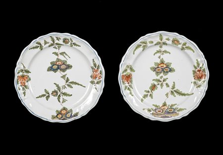 MANIFATTURA VENETA DEL XVIII SECOLO Coppia di piatti in maiolica decorati a...