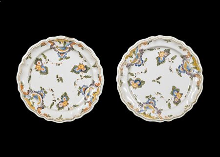 MANIFATTURA VENETA DEL XVIII SECOLO Coppia di piatti in maiolica decorati a...