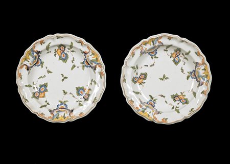 MANIFATTURA VENETA DEL XVIII SECOLO Coppia di piatti in maiolica decorati a...