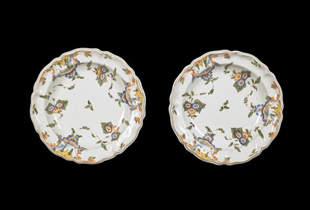 MANIFATTURA VENETA DEL XVIII SECOLO Coppia di piatti in maiolica decorati a...