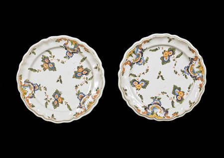 MANIFATTURA VENETA DEL XVIII SECOLO Coppia di piatti in maiolica decorati a...