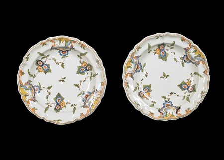 MANIFATTURA VENETA DEL XVIII SECOLO Coppia di piatti in maiolica decorati a...