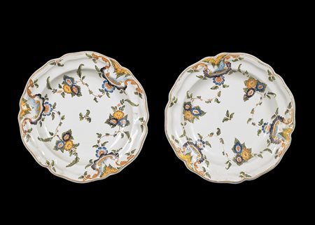 MANIFATTURA VENETA DEL XVIII SECOLO Coppia di piatti in maiolica decorati a...