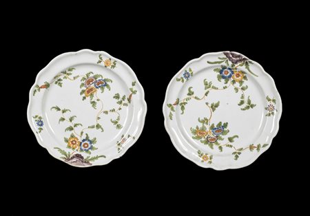 MANIFATTURA VENETA DEL XVIII SECOLO Coppia di piatti in maiolica decorati a...