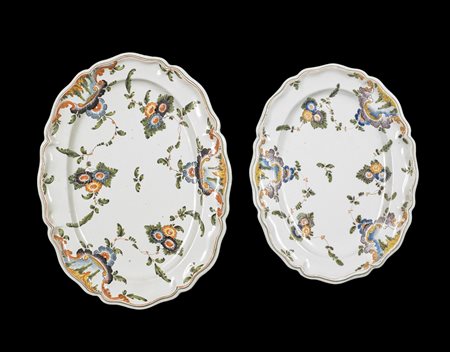 MANIFATTURA VENETA DEL XVIII SECOLO Coppia di piatti in maiolica decorati a...