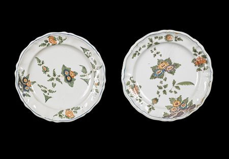 MANIFATTURA VENETA DEL XVIII SECOLO Coppia di piatti in maiolica decorati a...