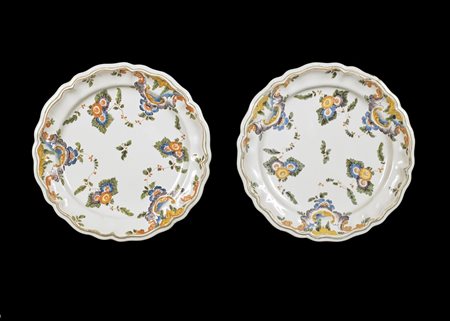 MANIFATTURA VENETA DEL XVIII SECOLO Coppia di piatti in maiolica decorati a...