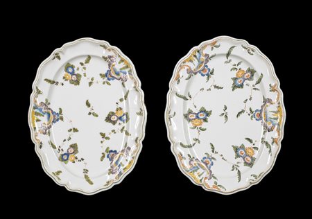 MANIFATTURA VENETA DEL XVIII SECOLO Coppia di piatti in maiolica decorati a...