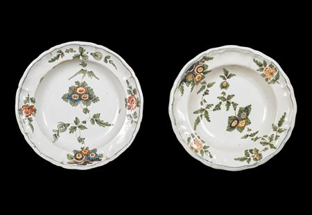 MANIFATTURA VENETA DEL XVIII SECOLO Coppia di piatti in maiolica decorati a...
