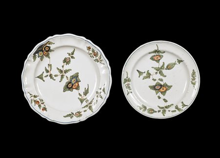 MANIFATTURA VENETA DEL XVIII SECOLO Coppia di piatti in maiolica decorati a...
