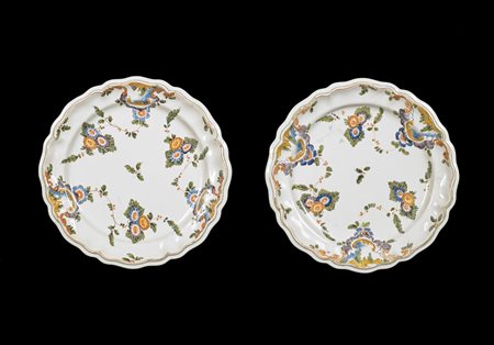 MANIFATTURA VENETA DEL XVIII SECOLO Coppia di piatti in maiolica decorati a...
