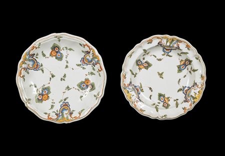MANIFATTURA VENETA DEL XVIII SECOLO Coppia di piatti in maiolica decorati a...