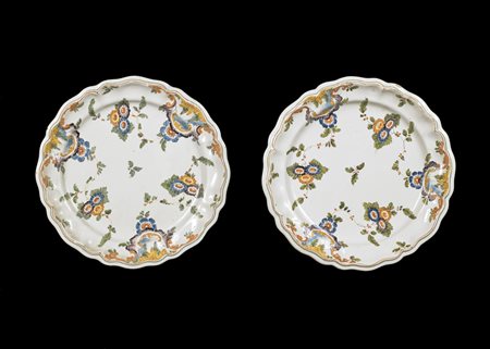 MANIFATTURA VENETA DEL XVIII SECOLO Coppia di piatti sagomati in ceramica...