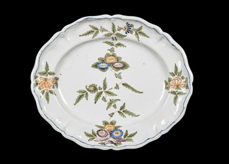 MANIFATTURA VENETA DEL XVIII SECOLO Piatto sagomato in ceramica policroma...