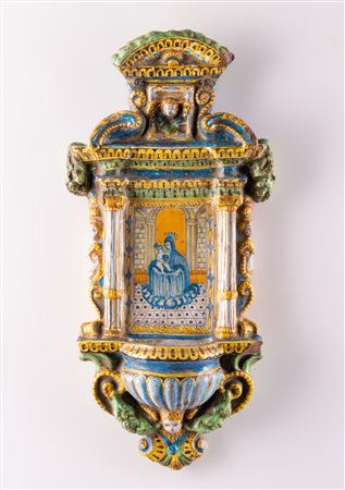 MANIFATTURA ITALIANA DEL XVIII SECOLO Acquasantiera in maiolica dipinta in...