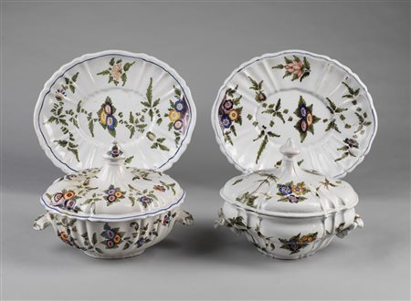 MANIFATTURA VENETA DEL XVIII SECOLO Coppia di zuppiere in maiolica policroma...