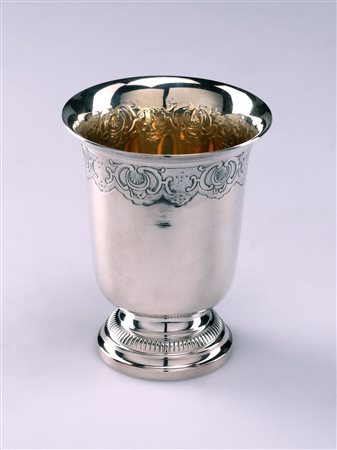 ARGENTIERE DEL XX SECOLO Contenitore in argento cesellato. . Cm 8,00 x 10,50....