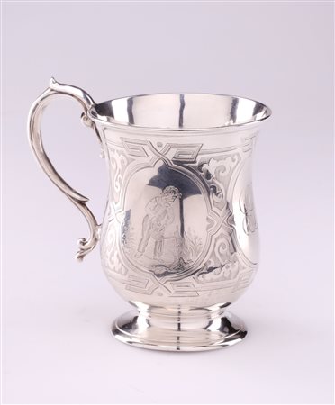 MANIFATTURA INGLESE DEL XIX SECOLO Lattiera in argento cesellato e sbalzato....