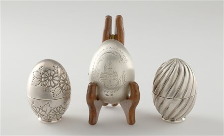 MANIFATTURA RUSSA DEL XIX SECOLO Tre uova in argento cesellato. . Cm 5,00 x...